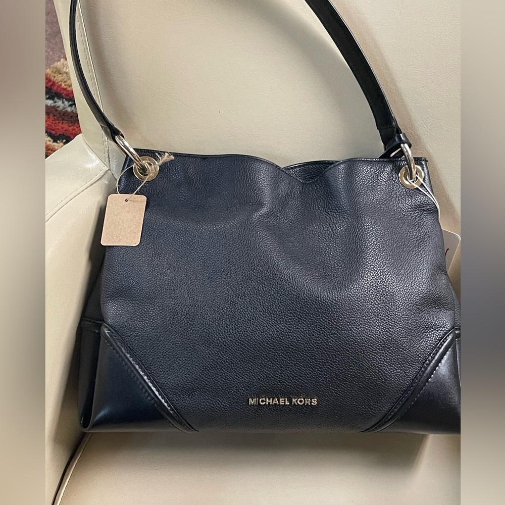 👛50- Michael Kors Black Pebbled Leather Shoulder Bag with Gold Hardware